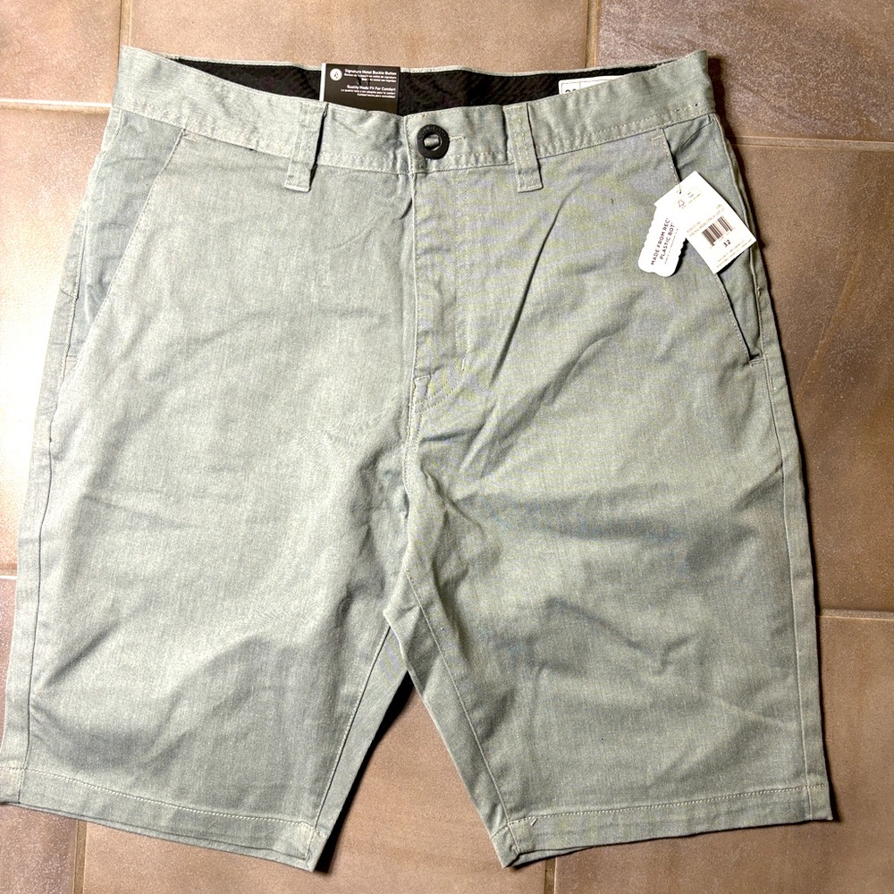 Brand New Stylish Men’s Shorts Volcom Modern Stretch Shorts - Size 32 (A0932100)